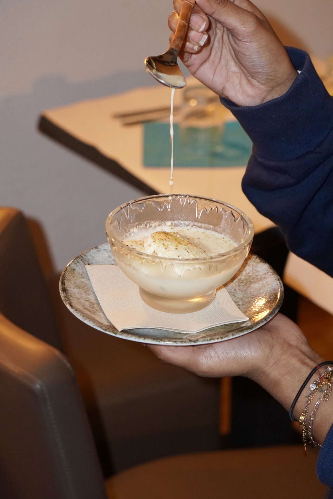 Rasmalai indien, dessert au fromage doux et lait aromatisé